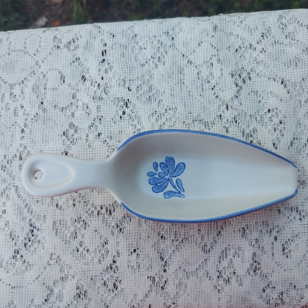 Pfaltzgraff Yorktowne Scoop Approximately 7 1/2 inches long - Picture 5 of 5